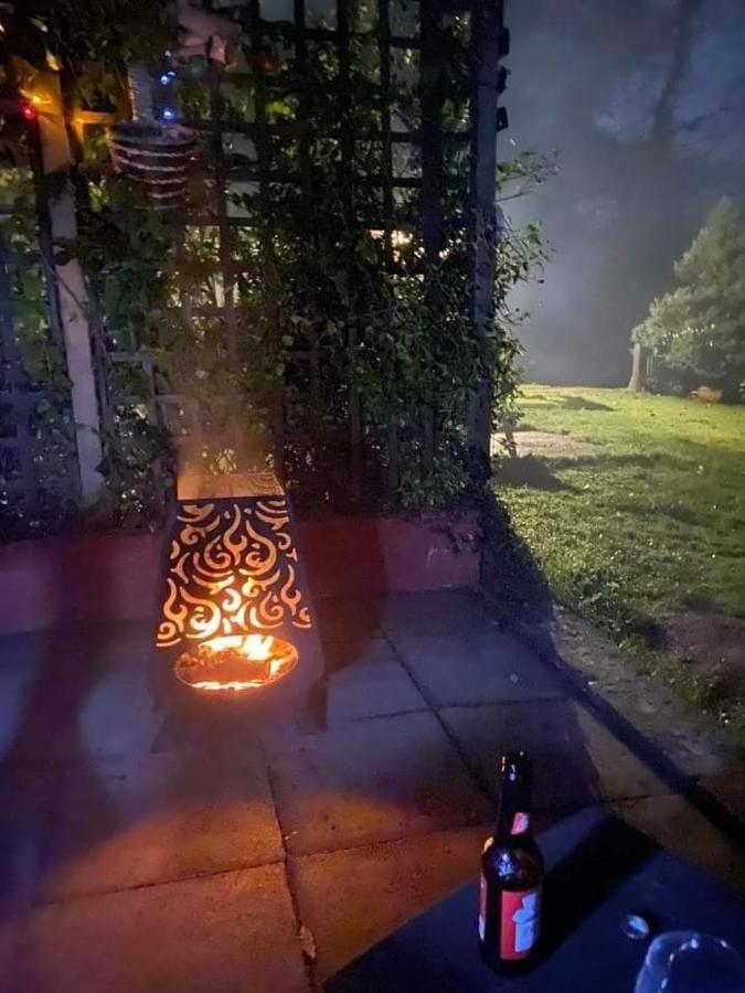 'Morris' The Shepherd'S Hut And Woodland Hot Tub Experience كرمرثن المظهر الخارجي الصورة