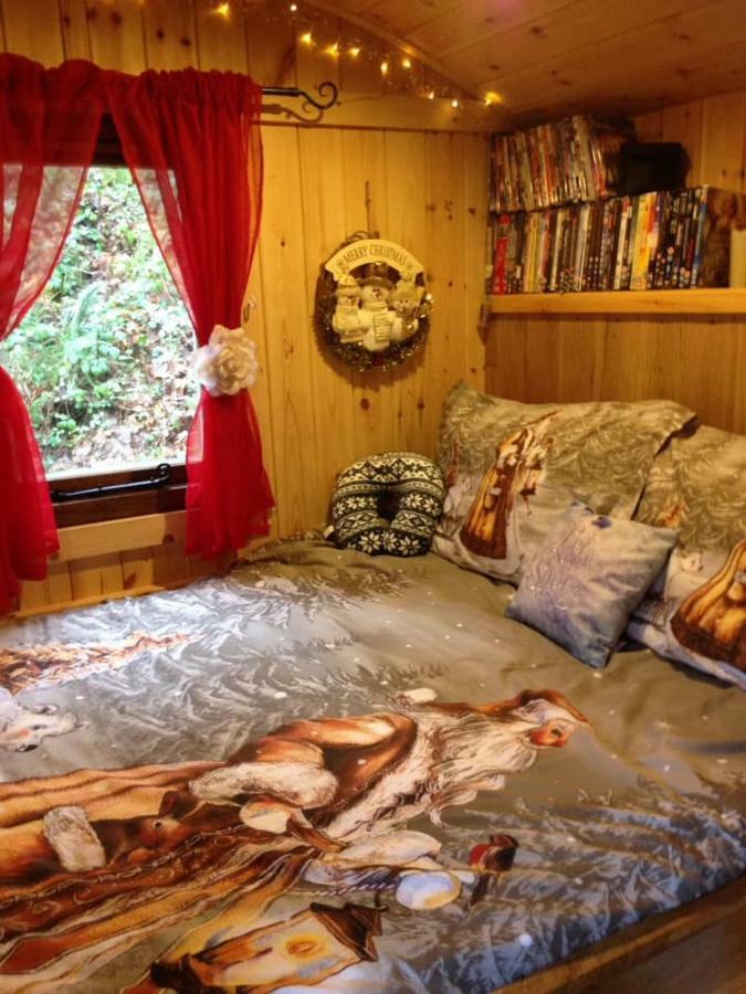 'Morris' The Shepherd'S Hut And Woodland Hot Tub Experience كرمرثن المظهر الخارجي الصورة
